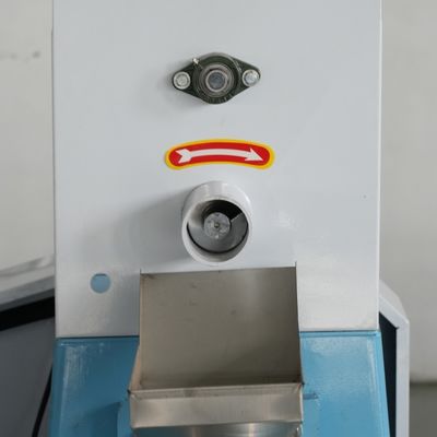 Máy cho cá nổi mini 1,5 * 1,1 * 0,8m Đóng gói 60 đến 700kg / H